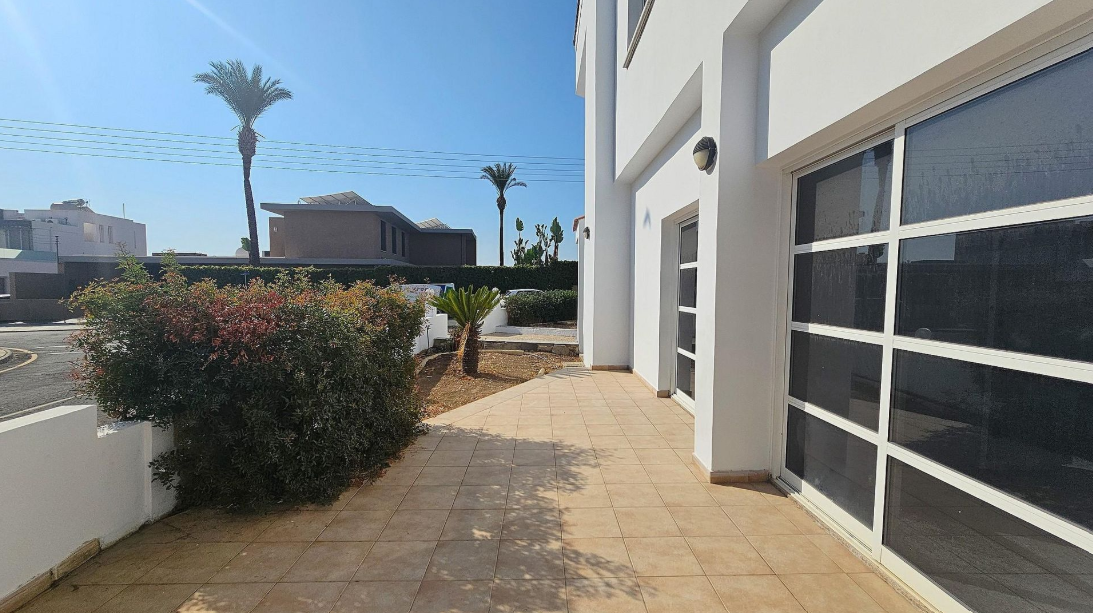 4-Bedroom Semi-Detached House - Pano Deftera, Nicosia image 8
