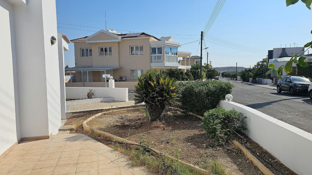 4-Bedroom Semi-Detached House - Pano Deftera, Nicosia image 7