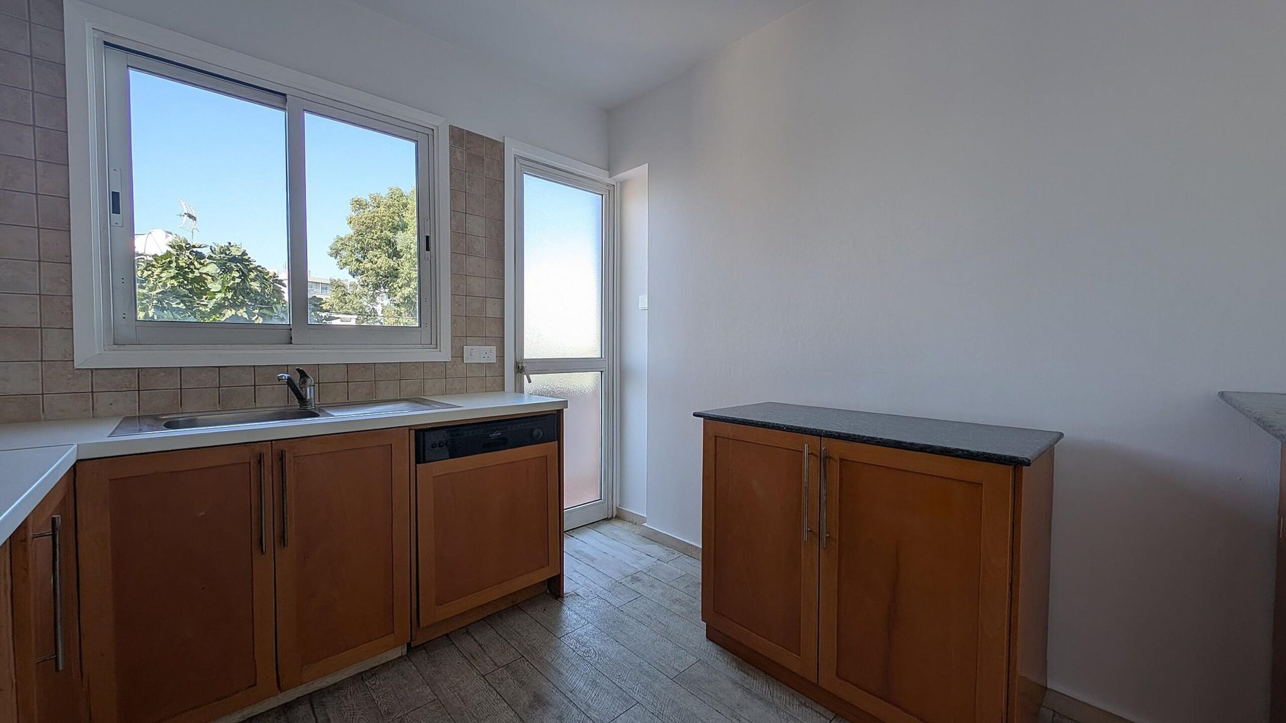 STYLISH 3-BEDROOM APARTMENT - STROVOLOS, NICOSIA image 7