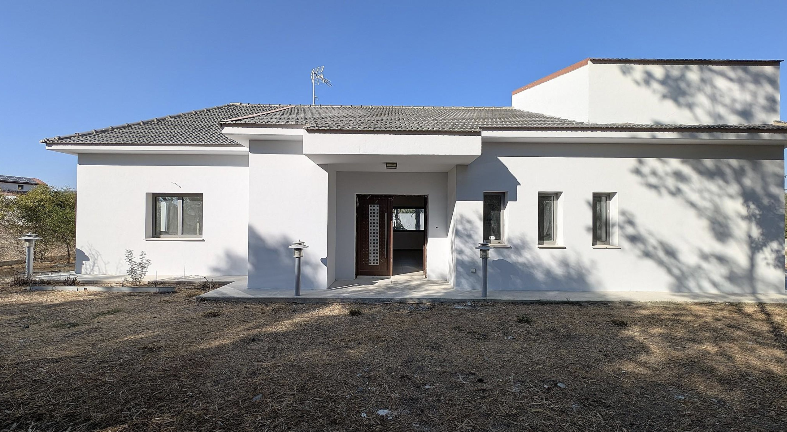 Elegant 3-Bedroom Detached Home with Pool image 9