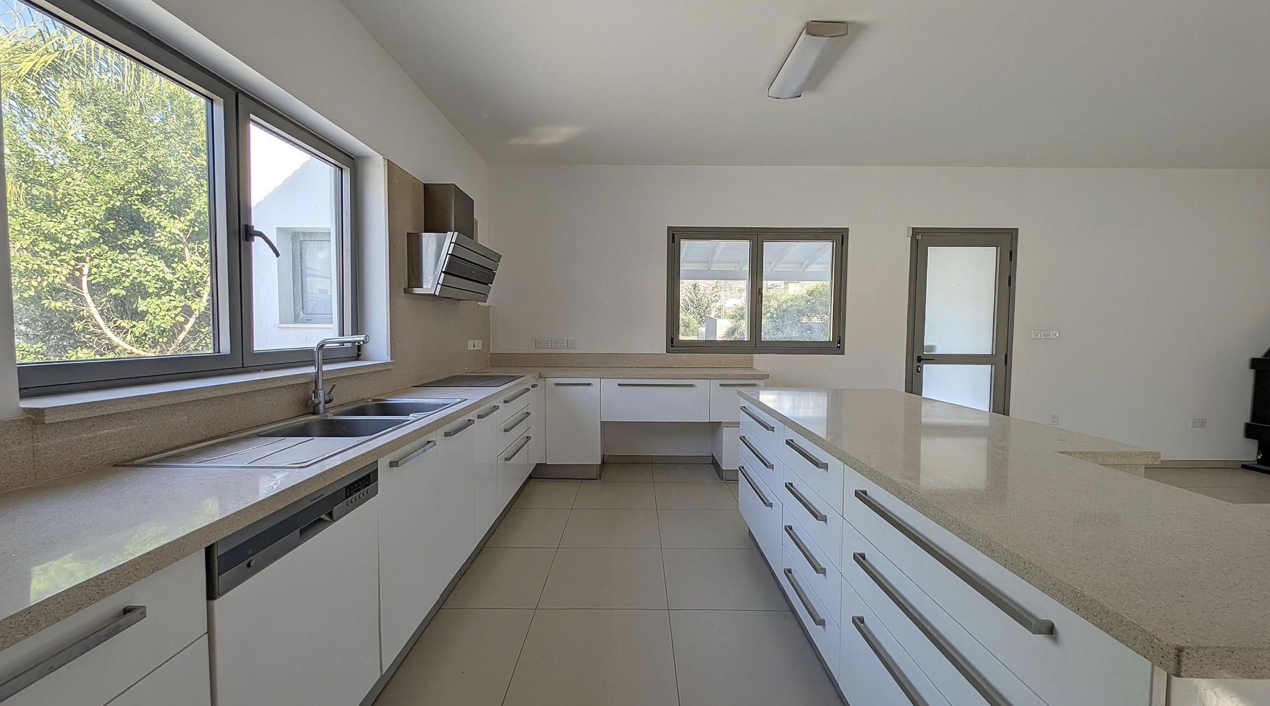 Elegant 3-Bedroom Detached Home with Pool image 5