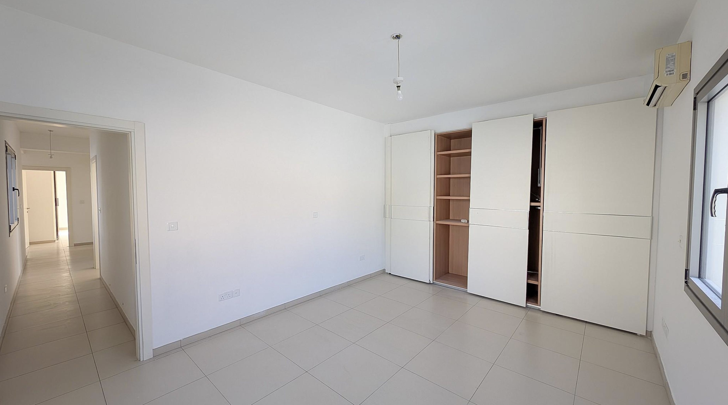 Elegant 3-Bedroom Detached Home with Pool image 15