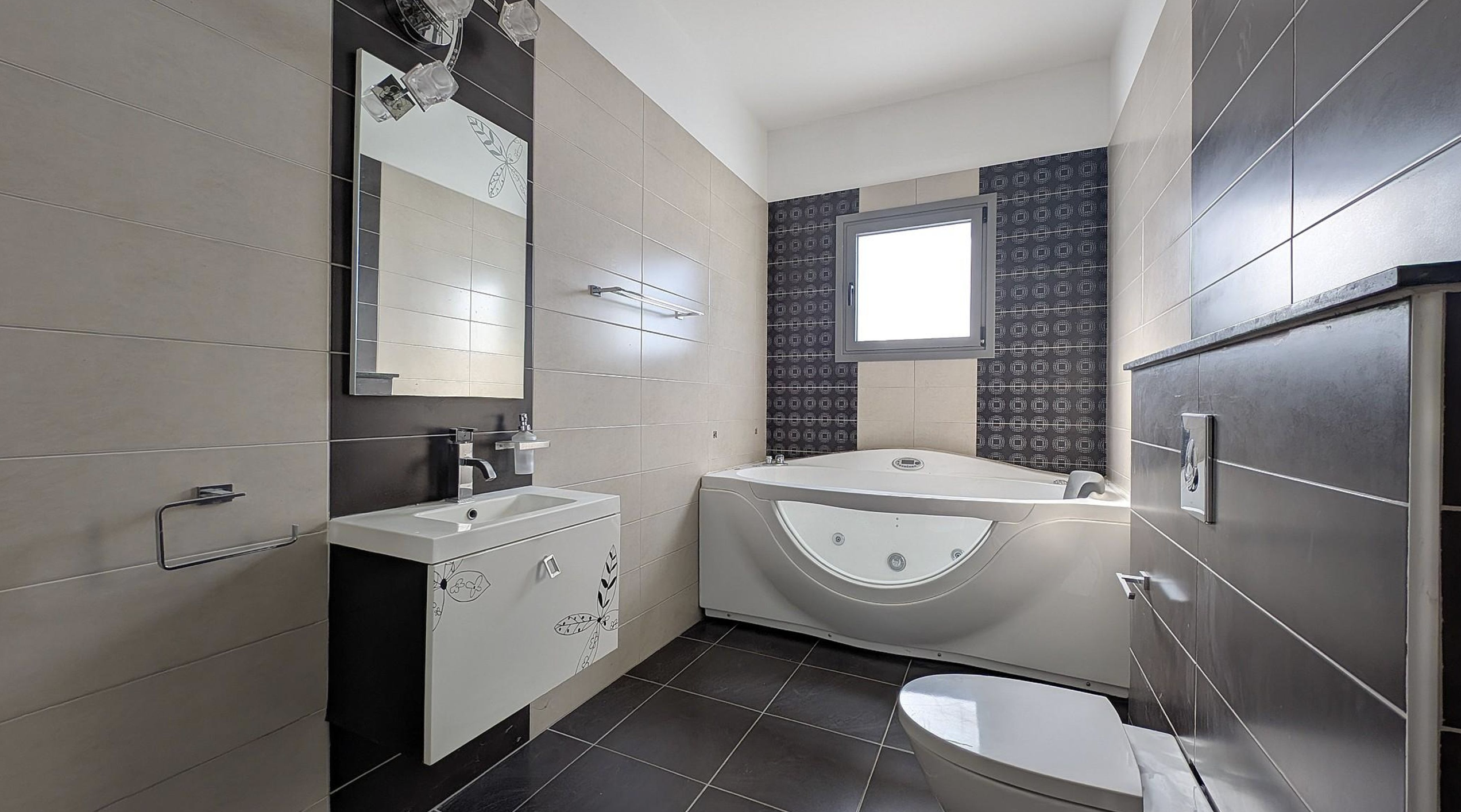 Elegant 3-Bedroom Detached Home with Pool image 4