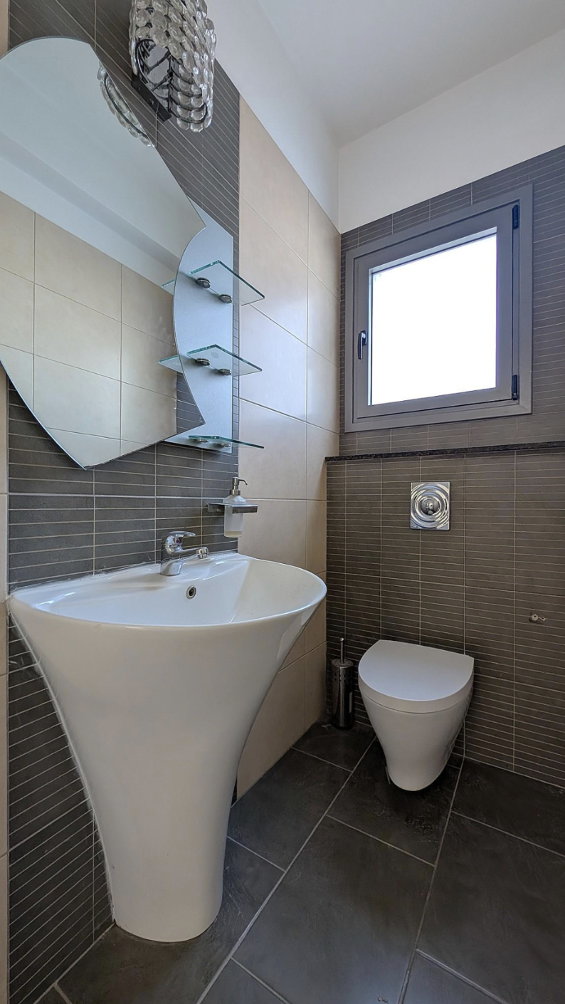 Elegant 3-Bedroom Detached Home with Pool image 2