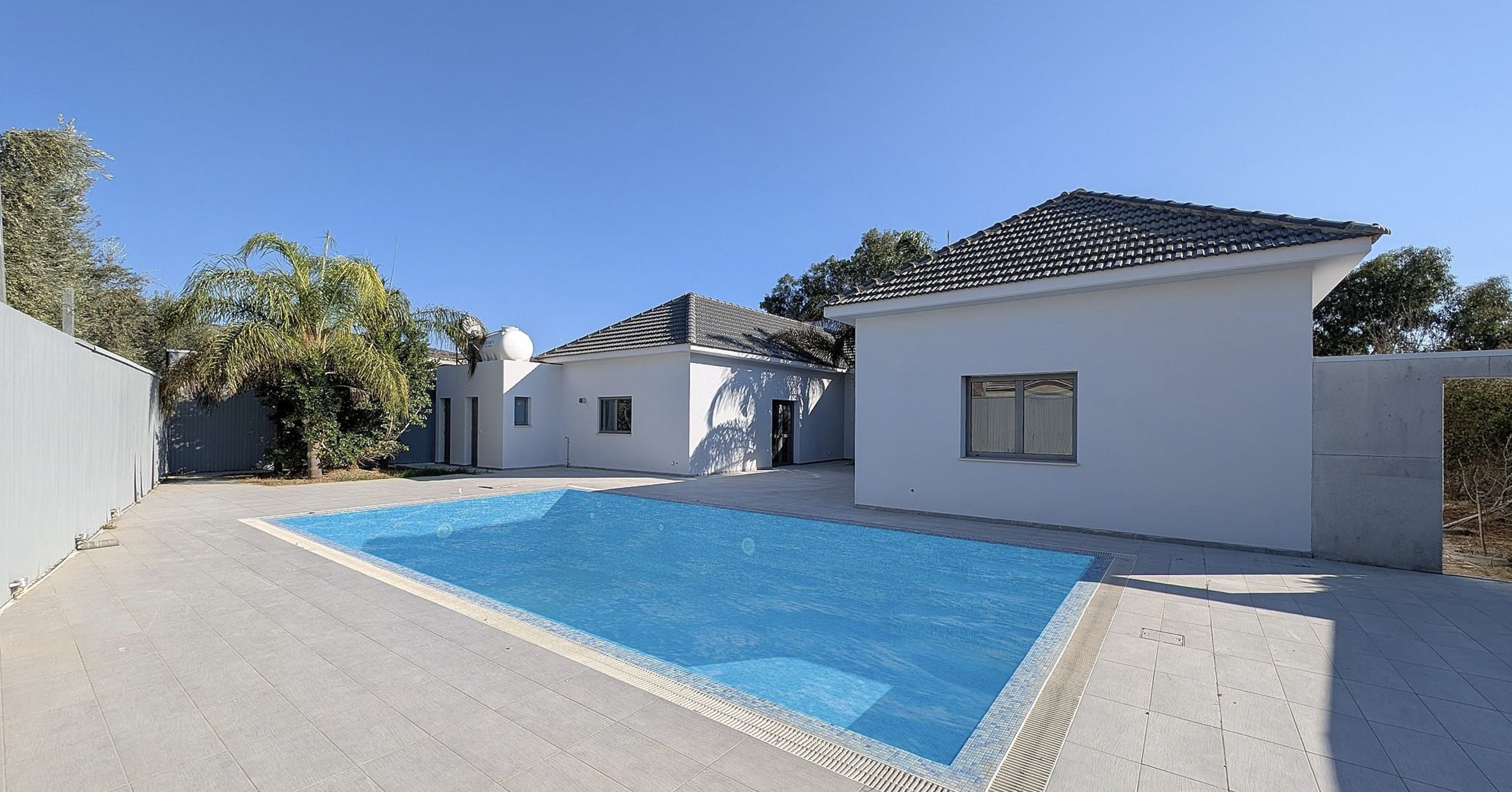 Elegant 3-Bedroom Detached Home with Pool image 7
