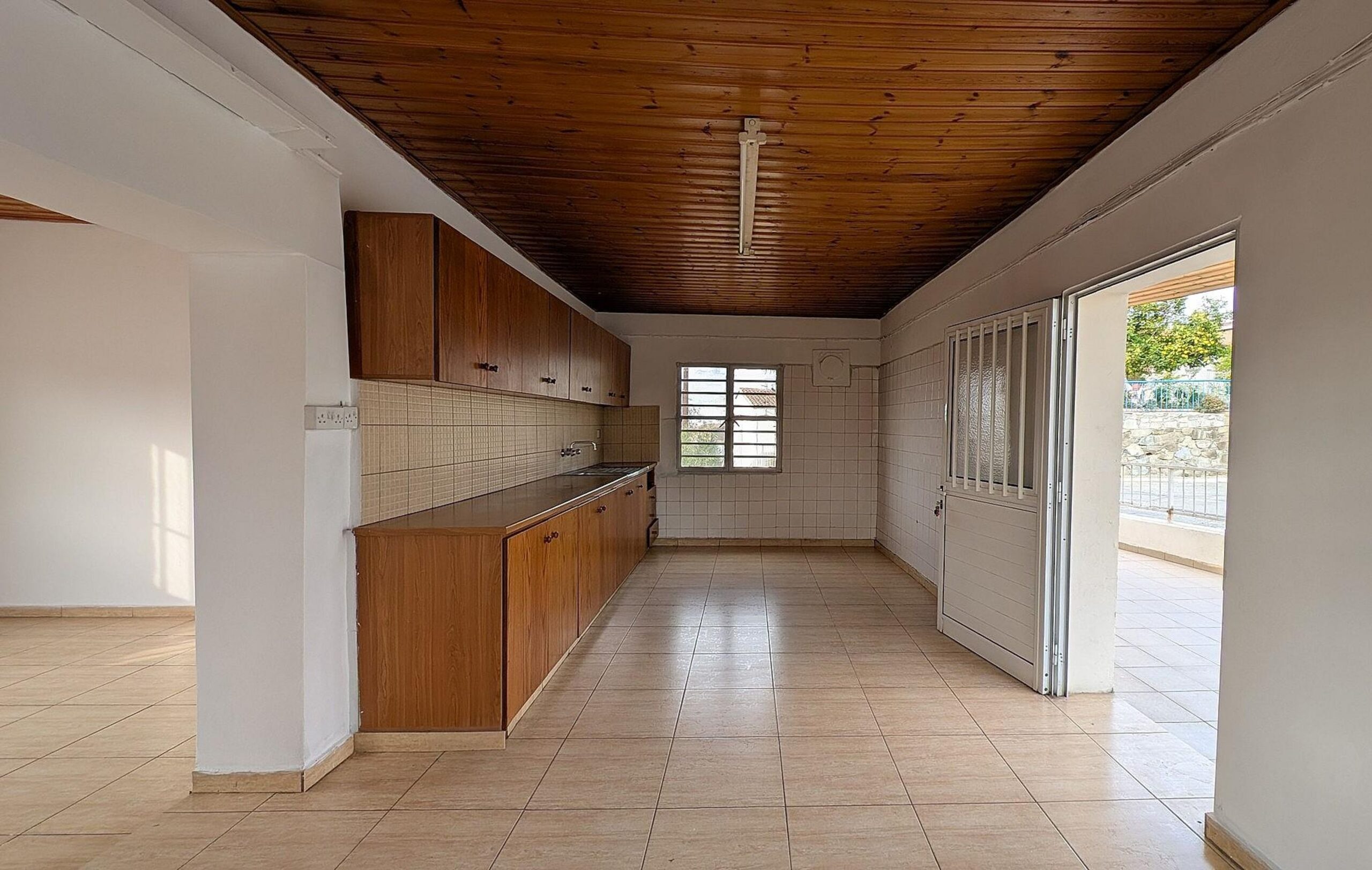 GROUND-FLOOR HOUSE ON CORNER PLOT - FLASOU, Nicosia District image 4