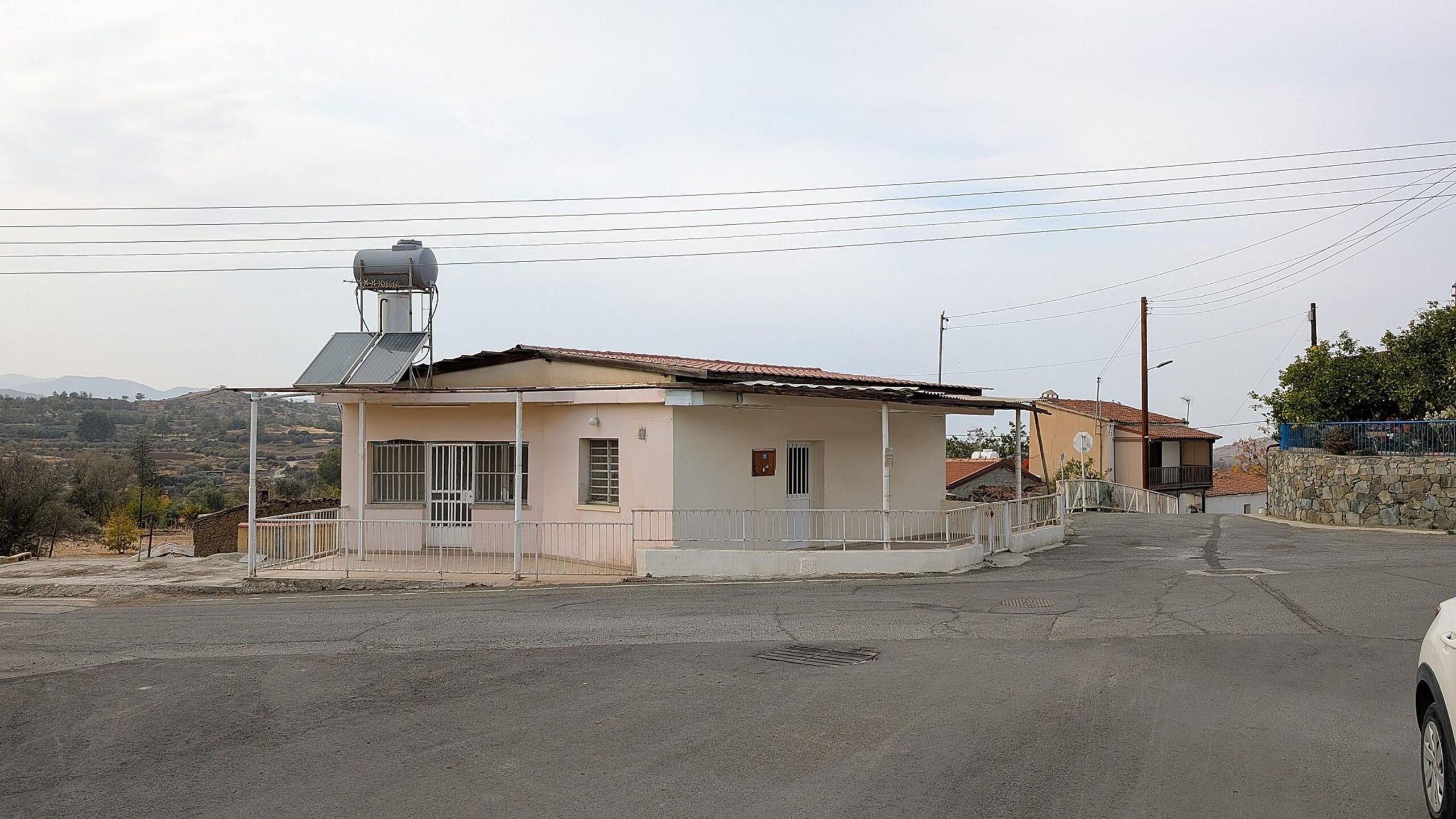 GROUND-FLOOR HOUSE ON CORNER PLOT - FLASOU, Nicosia District image 6