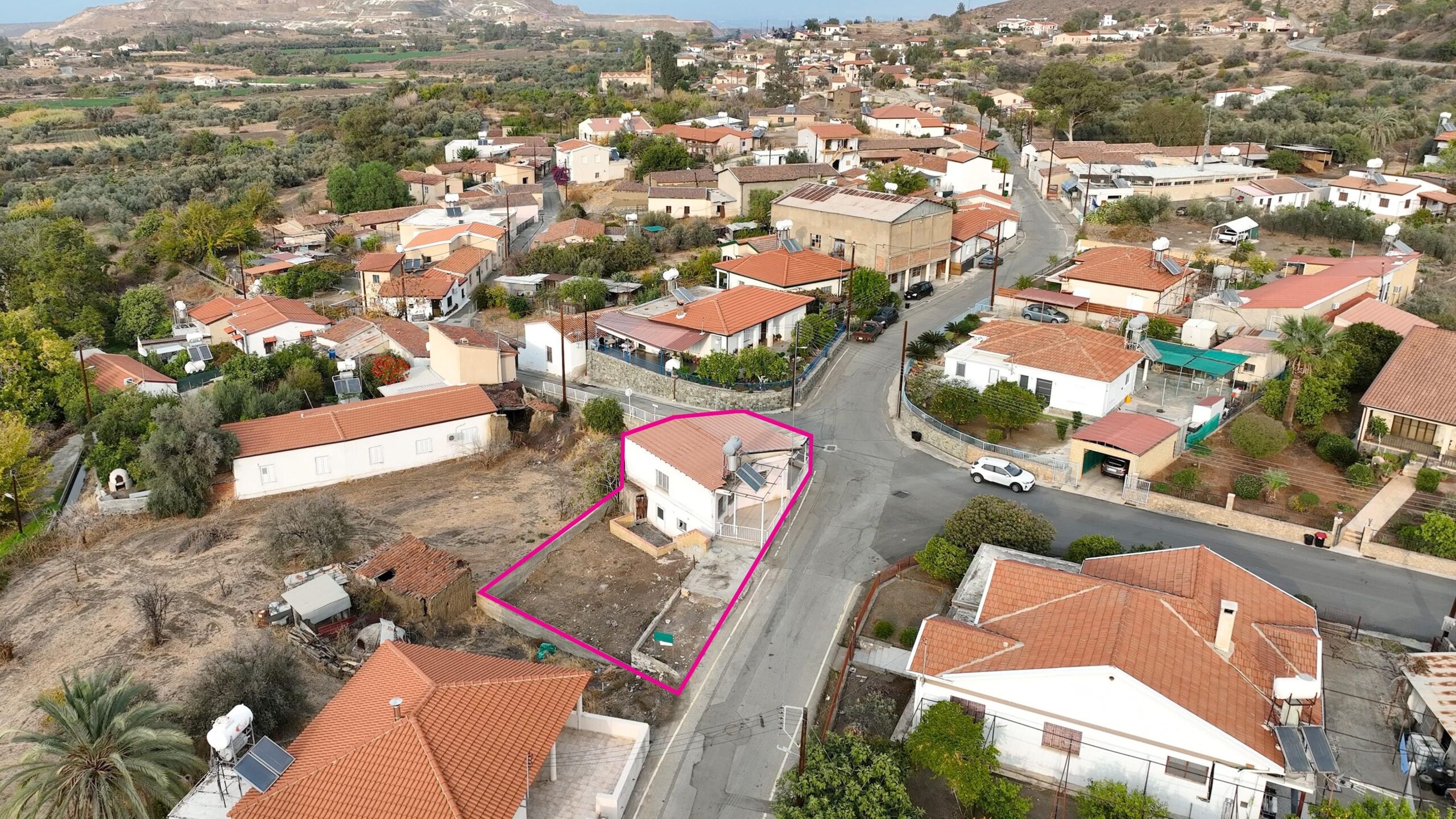 GROUND-FLOOR HOUSE ON CORNER PLOT - FLASOU, Nicosia District image 3