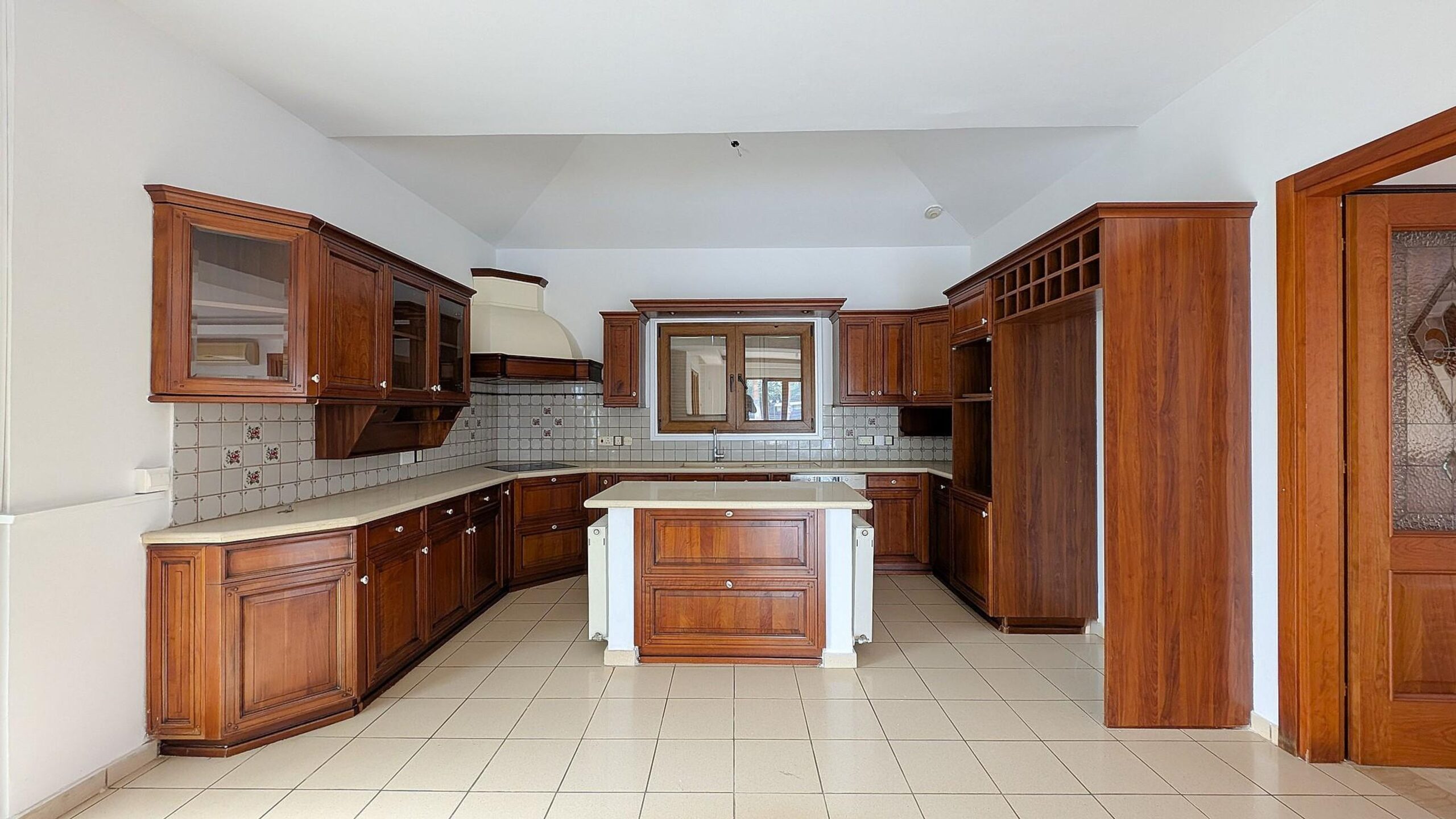 Luxury Two-Storey Mansion - Latsia (Agios Georgios), Nicosia image 12