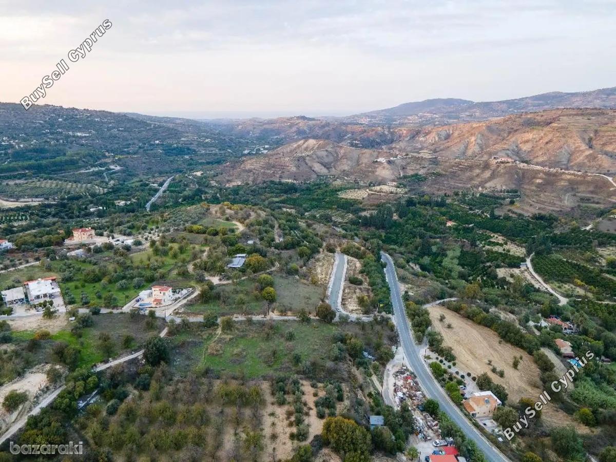 Plot Giolou, Paphos image 4