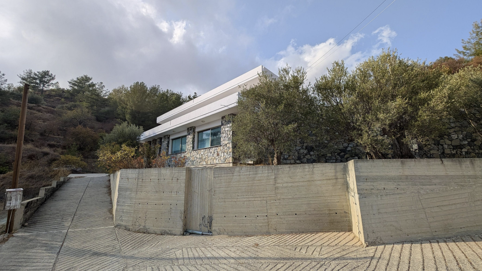 Spacious Two-Storey Residence image 7