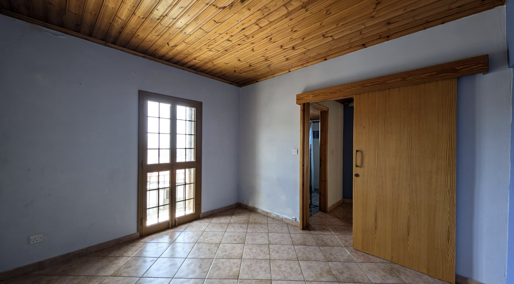 Three-Storey Property image 13