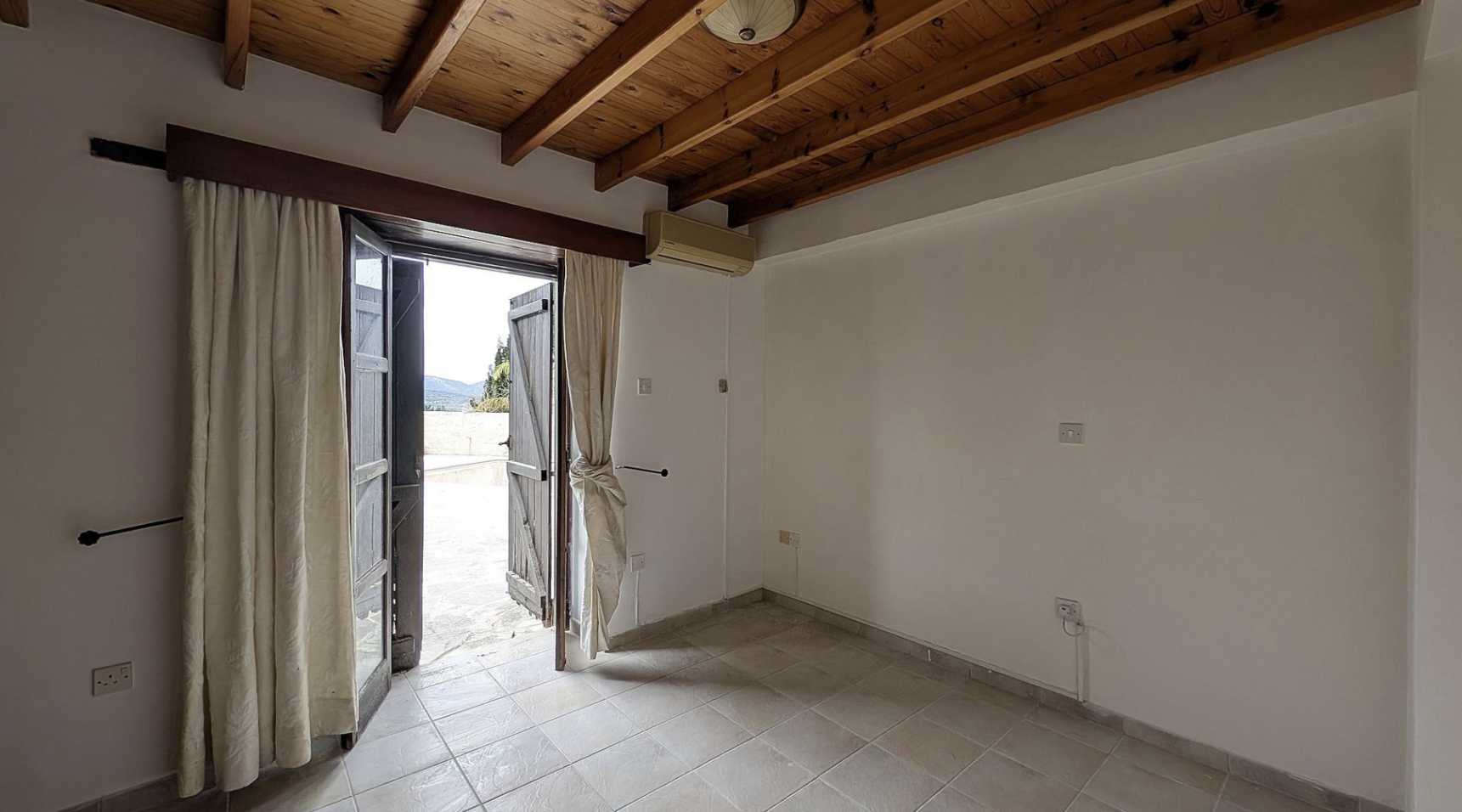 4 Bedroom House -NEO CHORIO, PAPHOS image 14