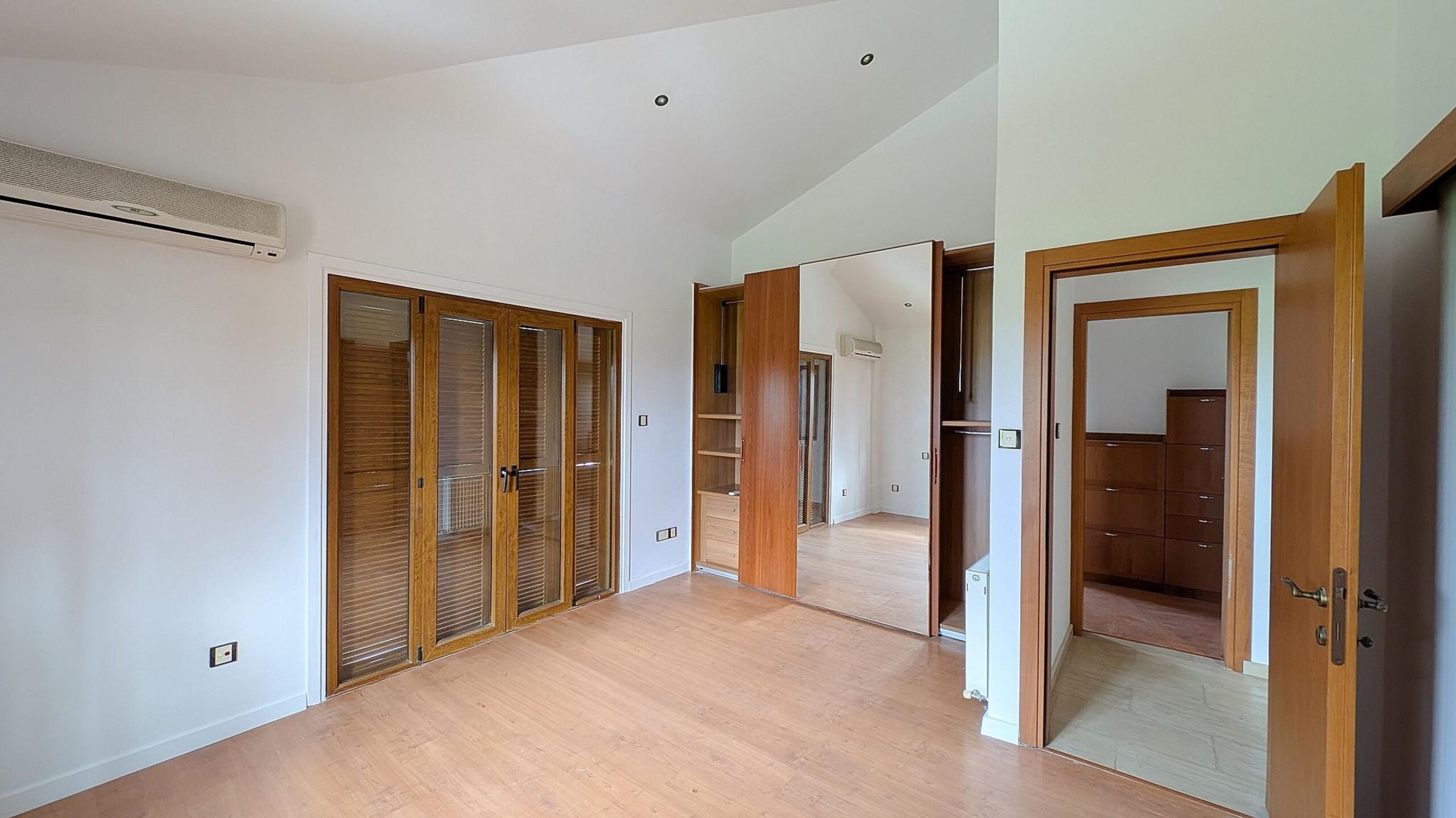 Luxury Two-Storey Mansion - Latsia (Agios Georgios), Nicosia image 3