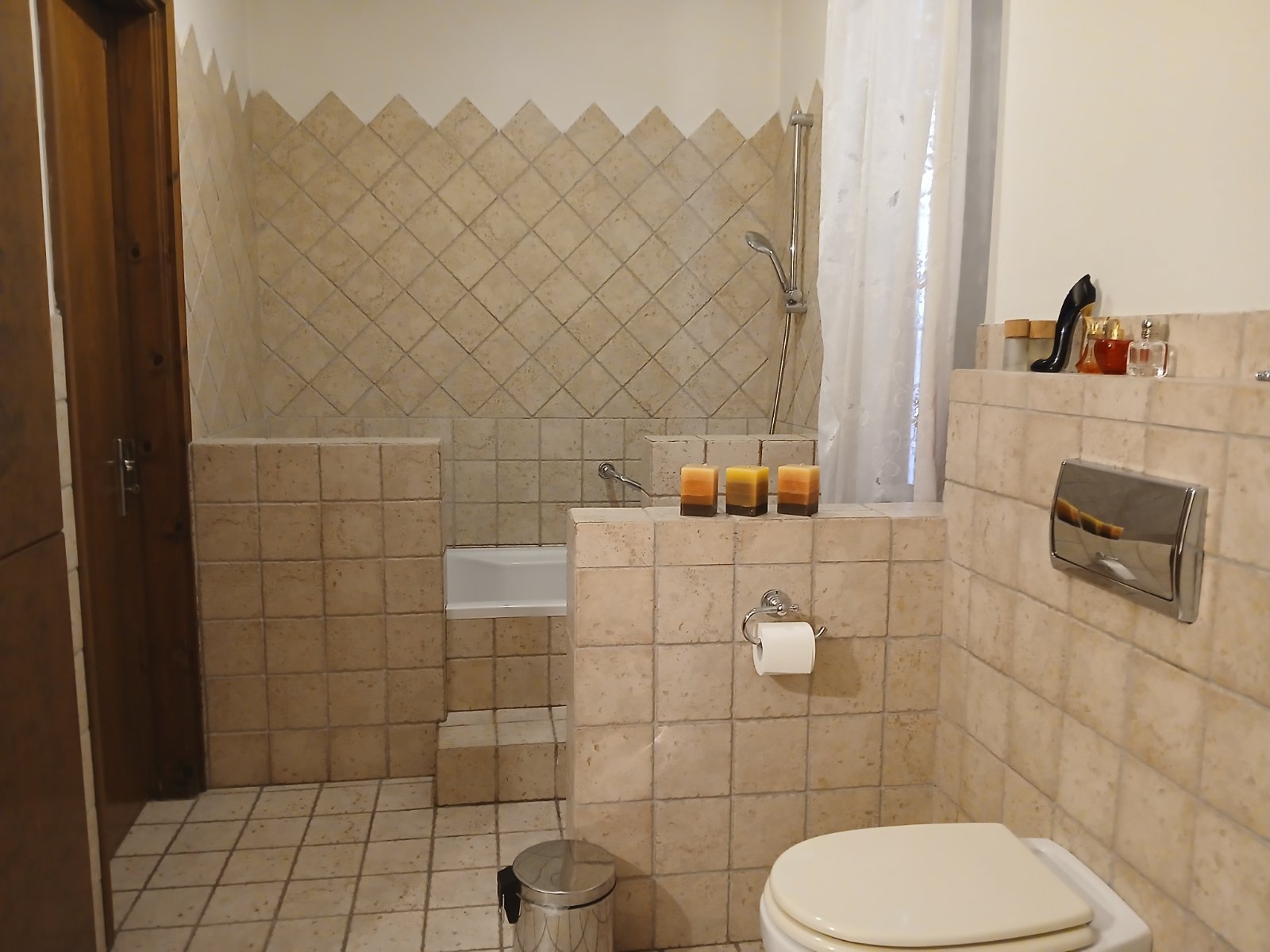 Spacious 4-Bedroom House with Attic image 12