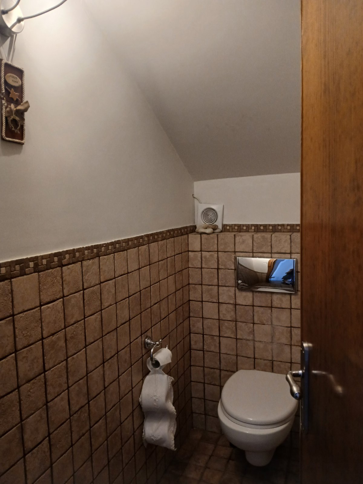 Spacious 4-Bedroom House with Attic image 3