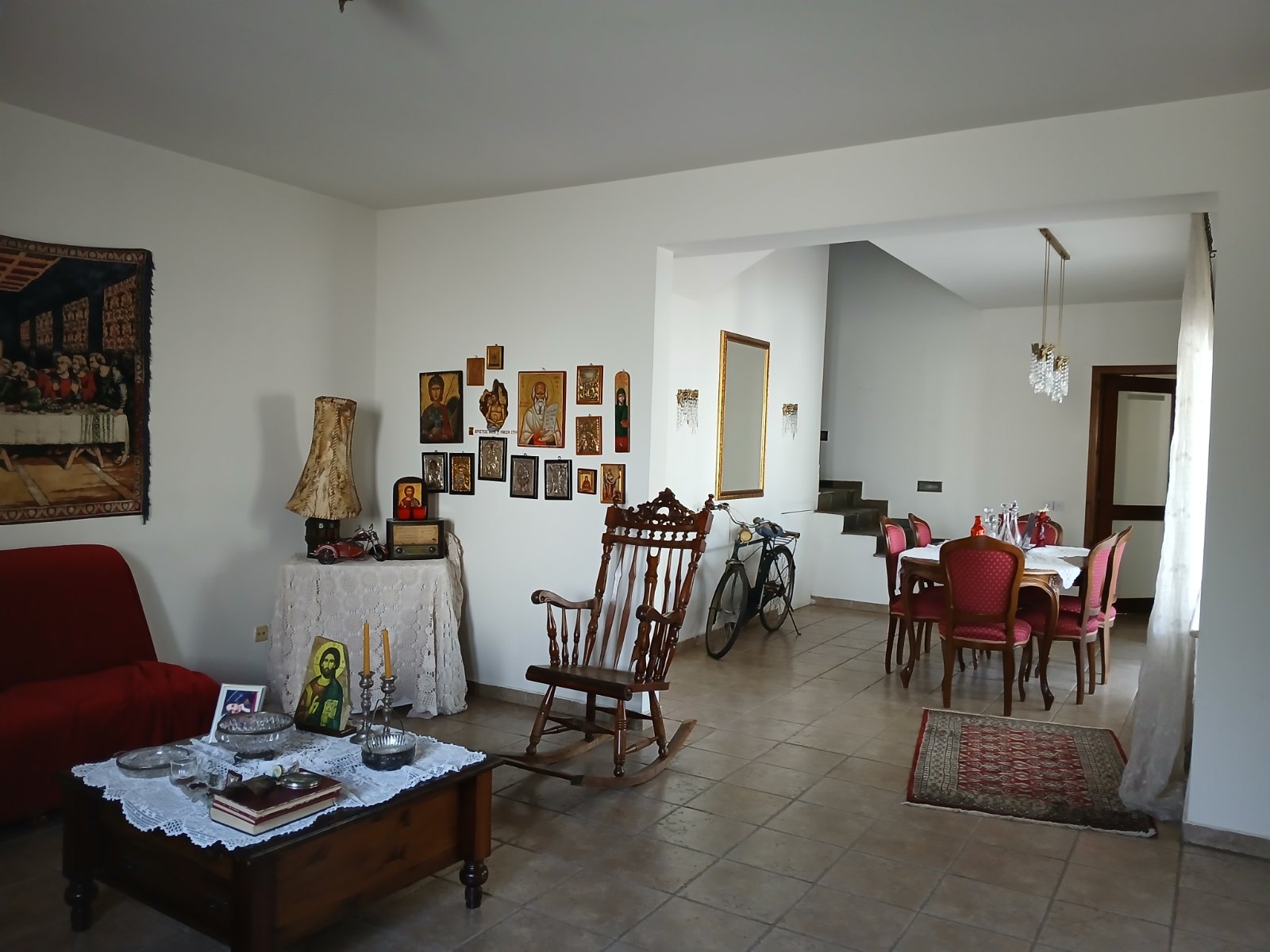 Spacious 4-Bedroom House with Attic image 8