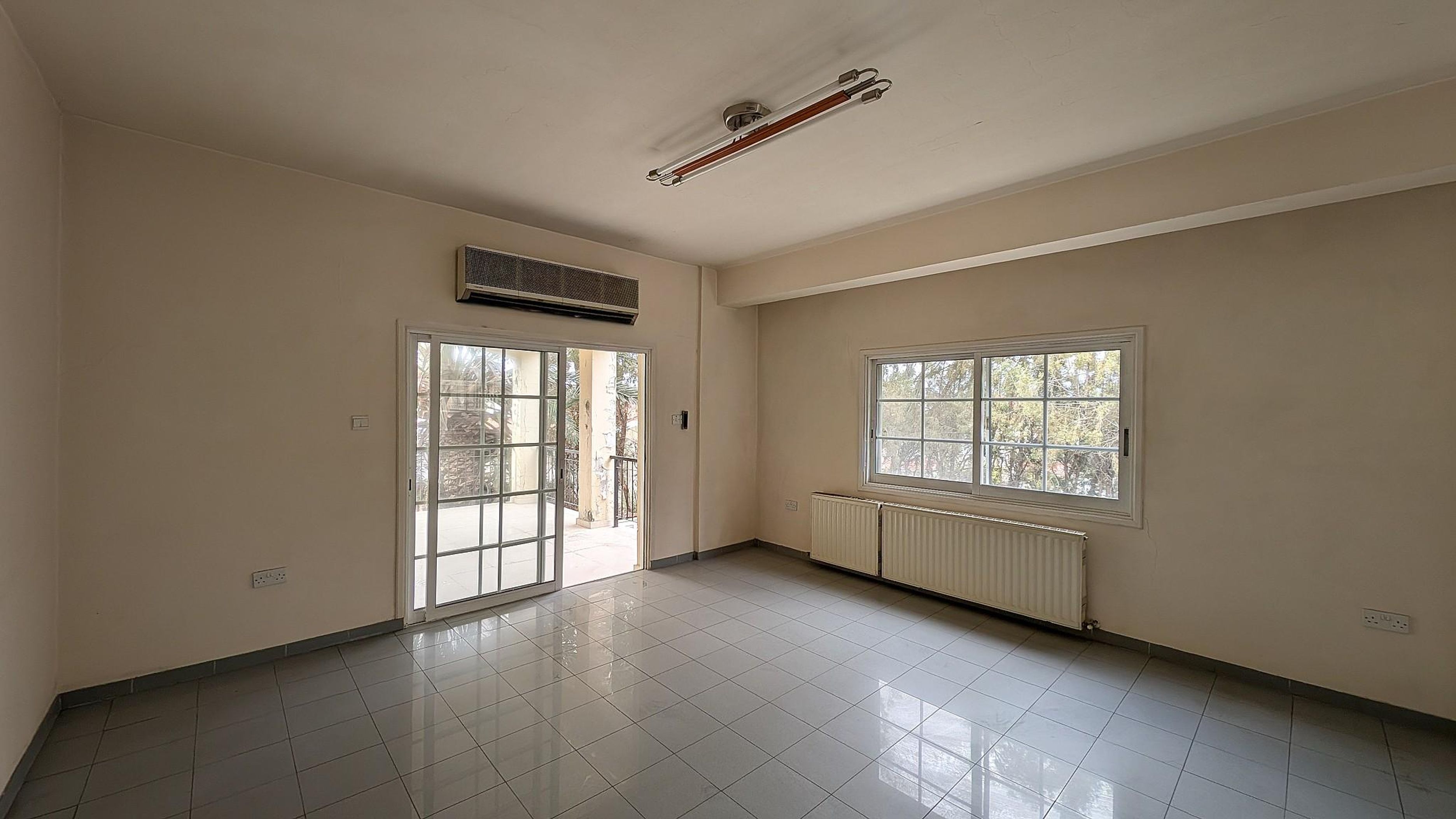 4-Bedroom Detached Villa with Pool & Loft in Egkomi, Nicosia image 7