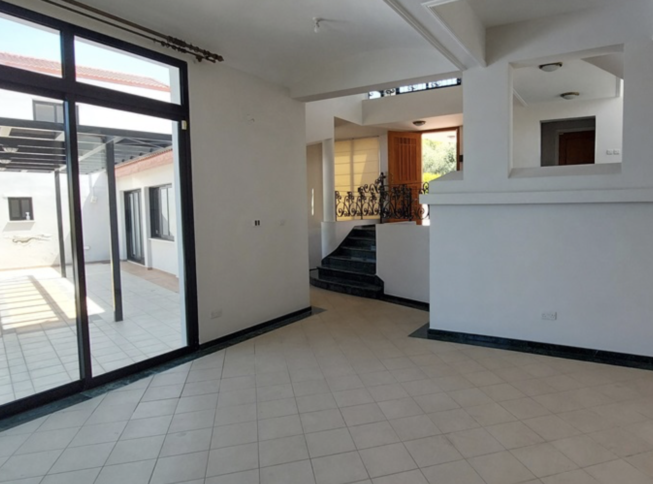 Five Bedroom House - Geroskipou, Paphos image 11