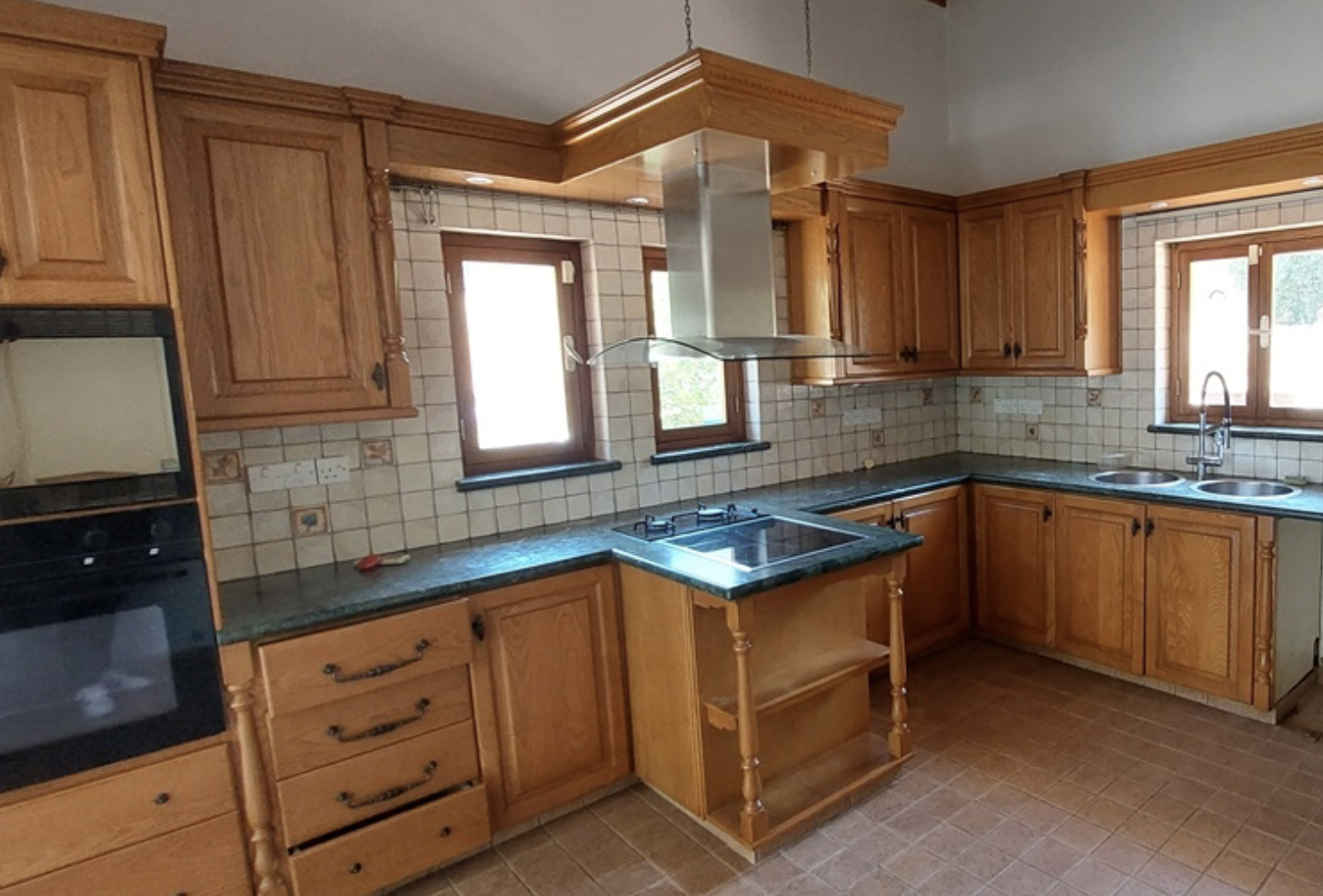 Five Bedroom House - Geroskipou, Paphos image 10