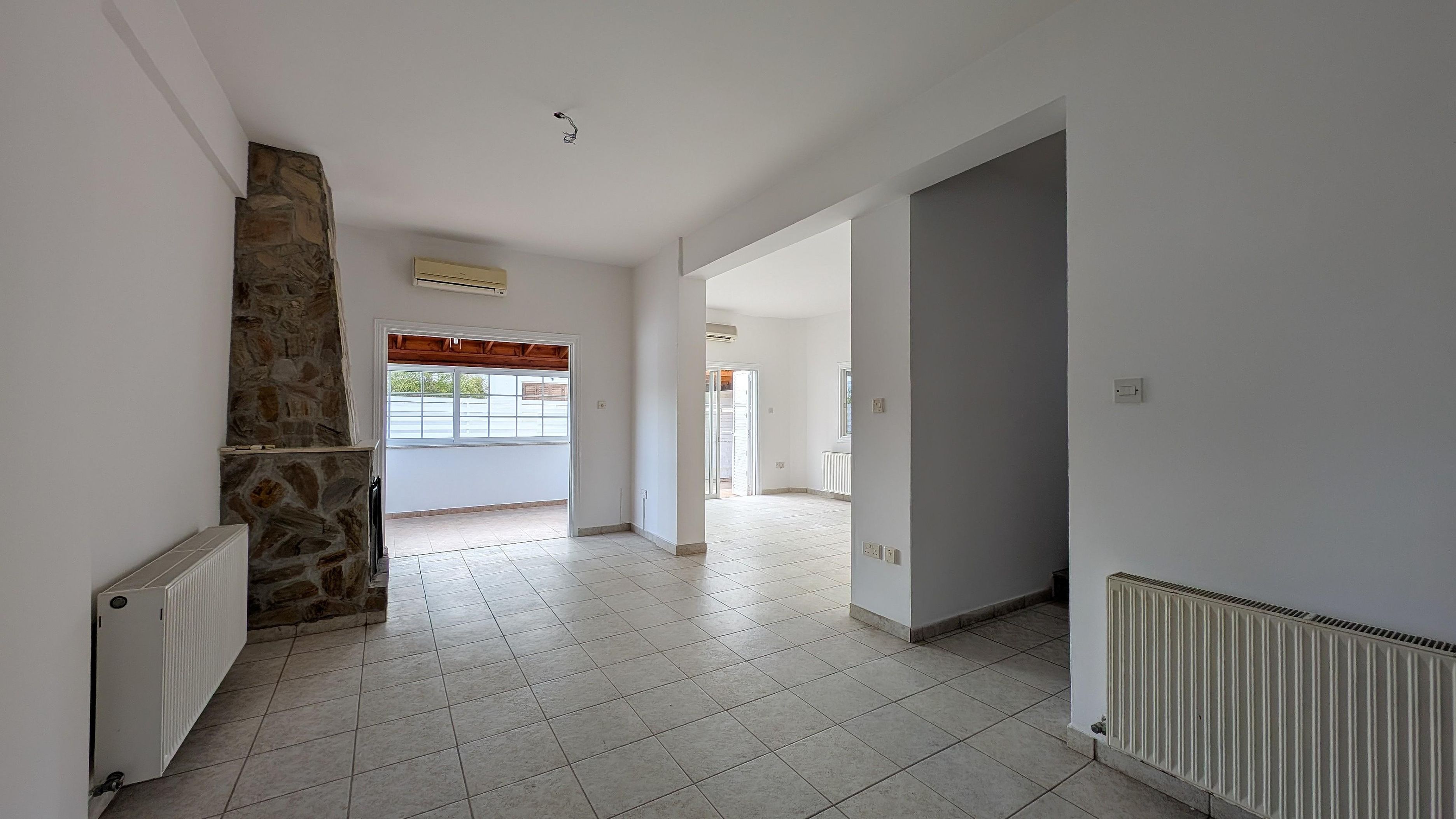 Coastal Living: 3-Bedroom House in Paralimni, Ammochostos image 8