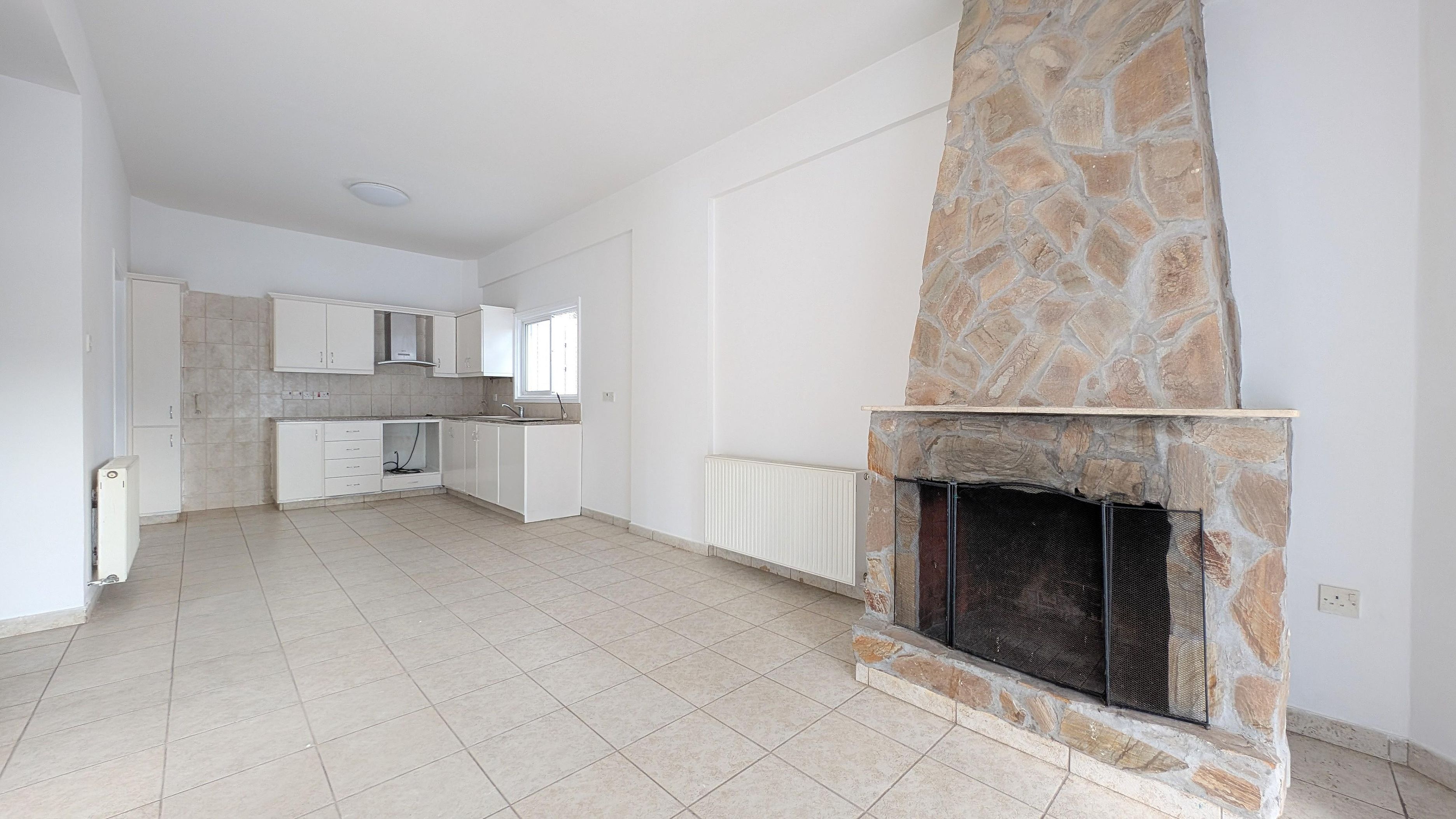 Coastal Living: 3-Bedroom House in Paralimni, Ammochostos image 9