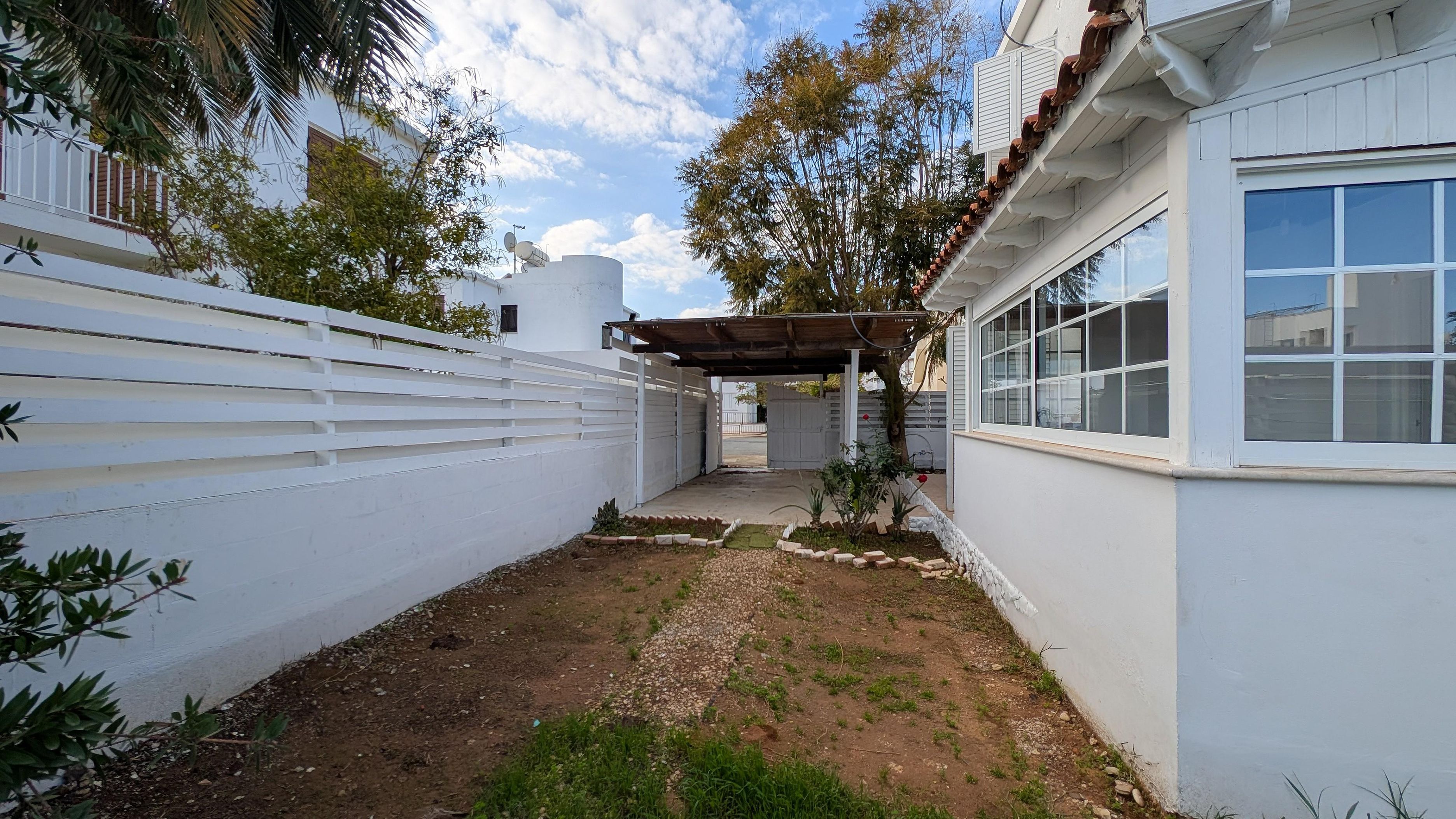 Coastal Living: 3-Bedroom House in Paralimni, Ammochostos image 7