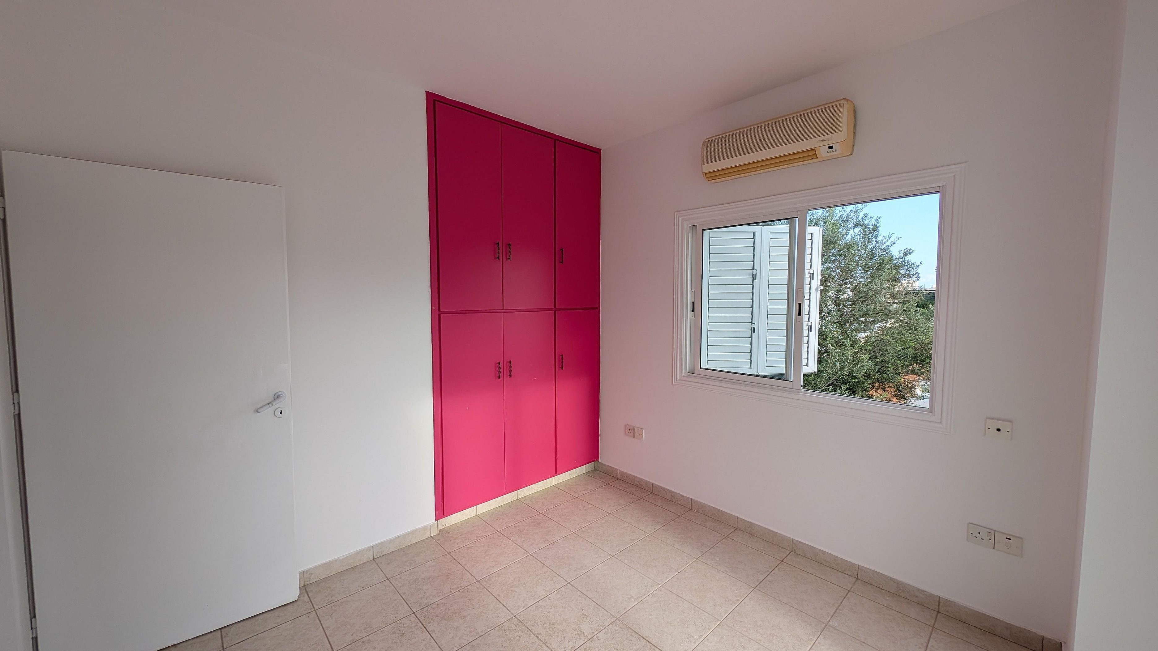 Coastal Living: 3-Bedroom House in Paralimni, Ammochostos image 10