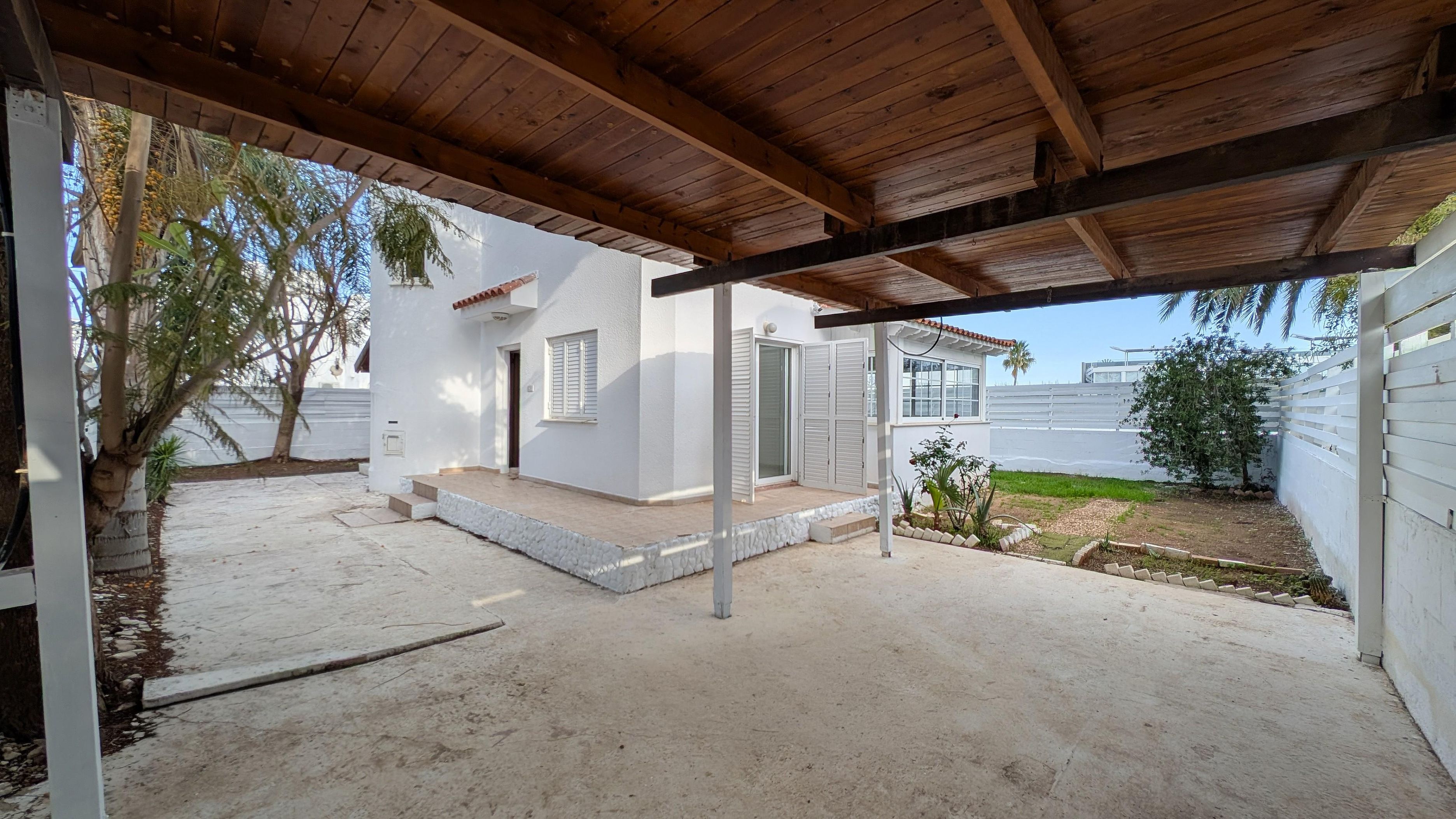 Coastal Living: 3-Bedroom House in Paralimni, Ammochostos image 6