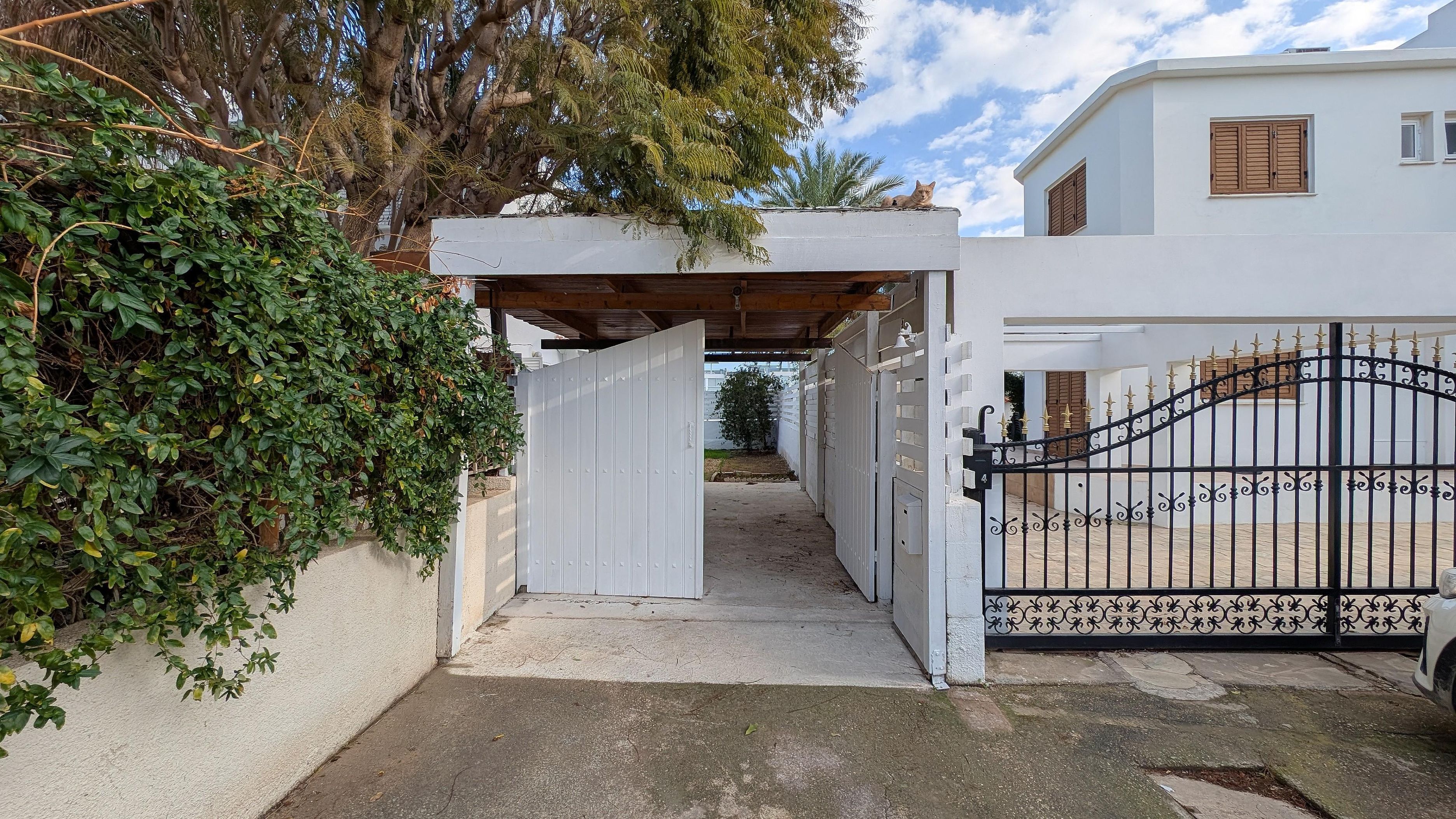 Coastal Living: 3-Bedroom House in Paralimni, Ammochostos image 13