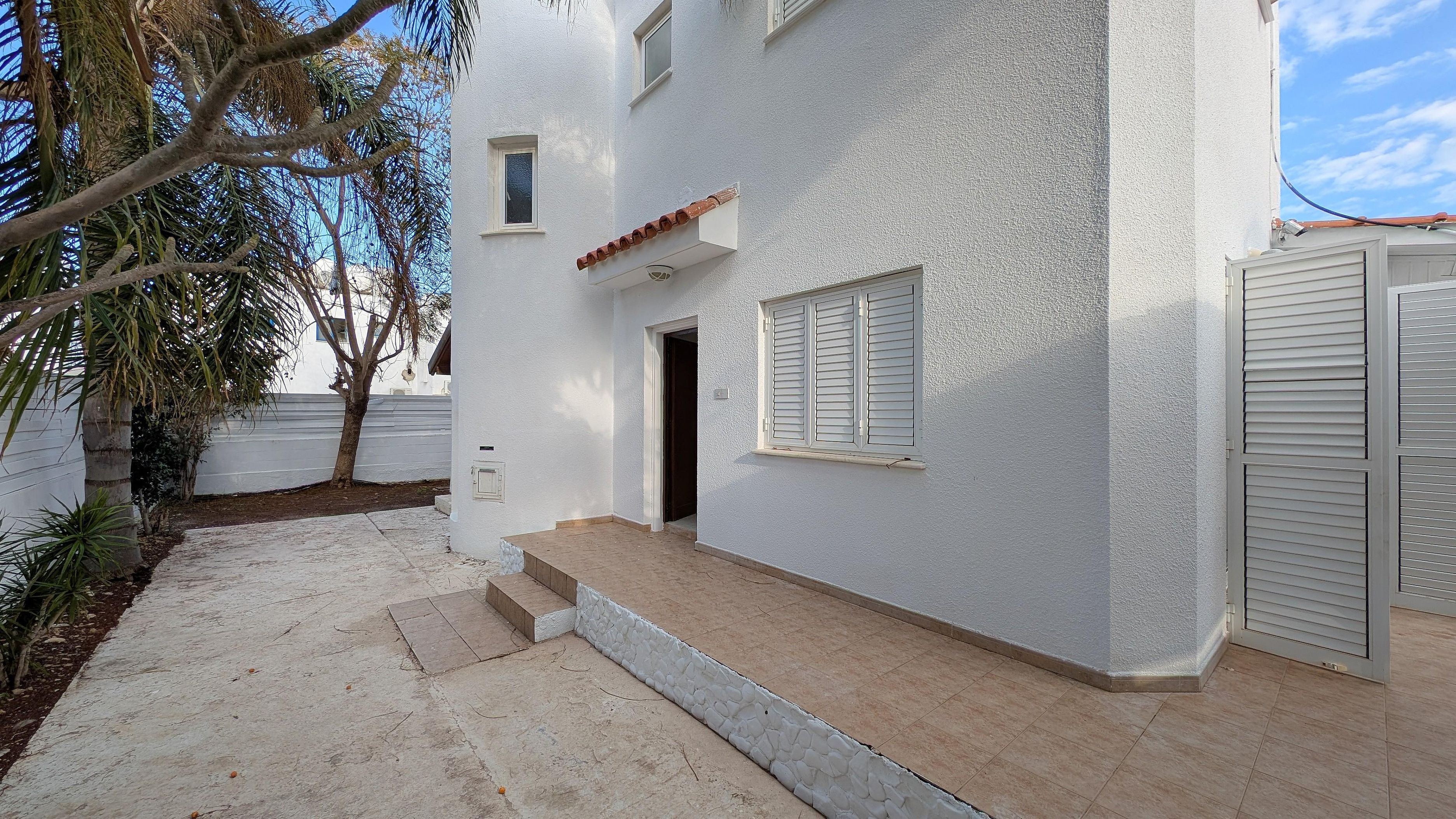 Coastal Living: 3-Bedroom House in Paralimni, Ammochostos image 16