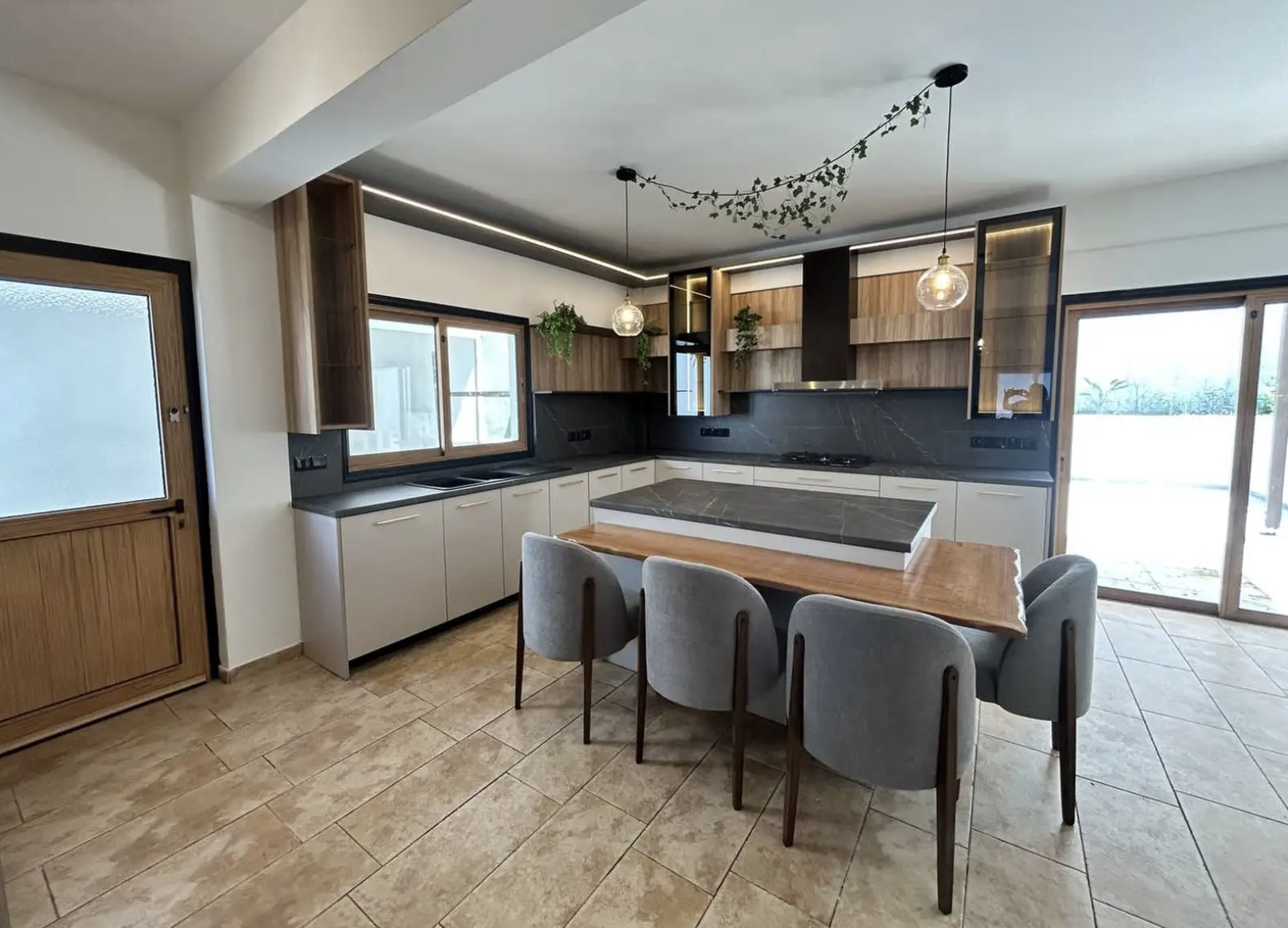 🔥 Renovated 4-Bedroom House in Engomi – Fully Furnished | €450,000 image 4