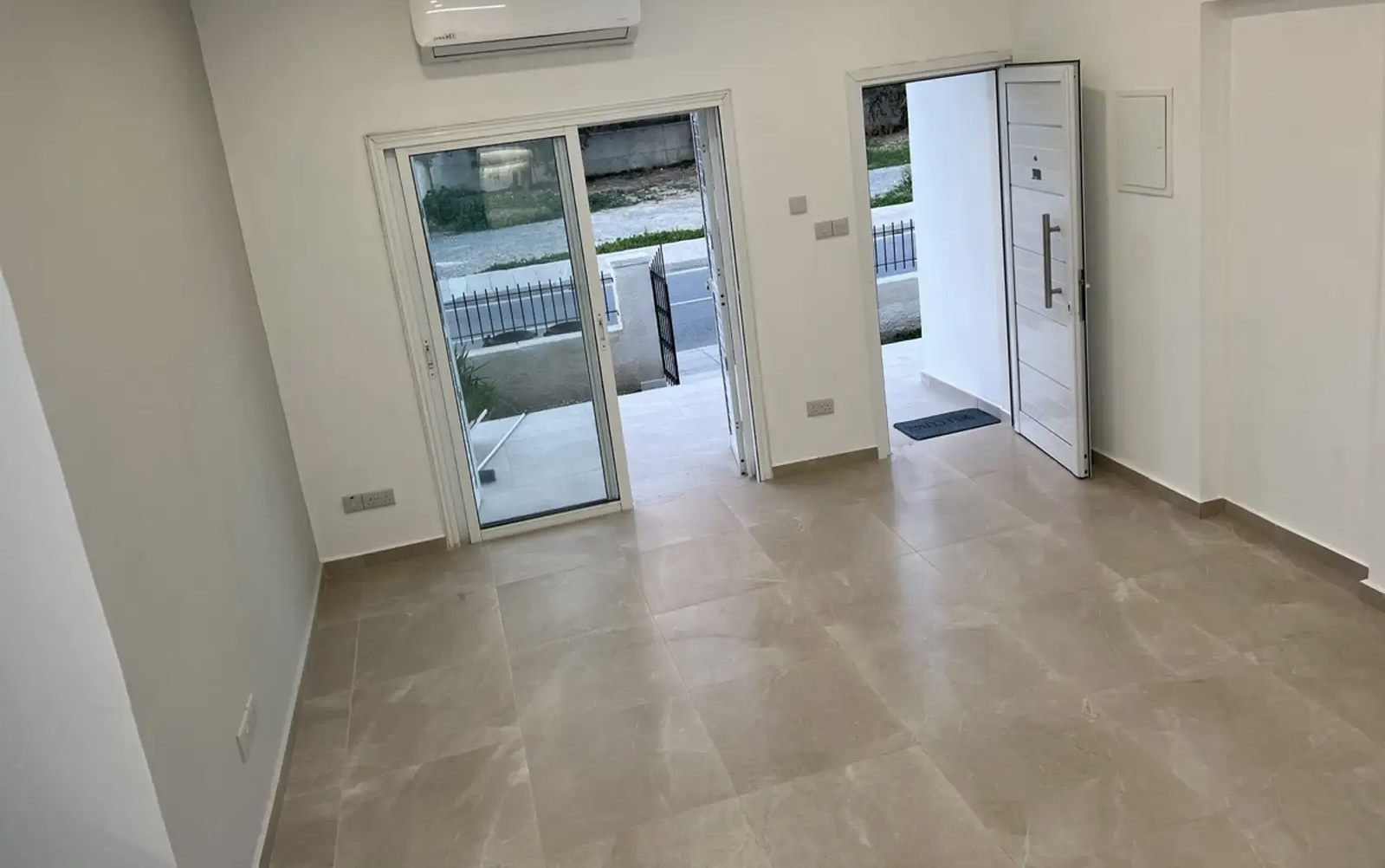 Two bedroom ground floor house for rent in Engomi, Nicosia image 2